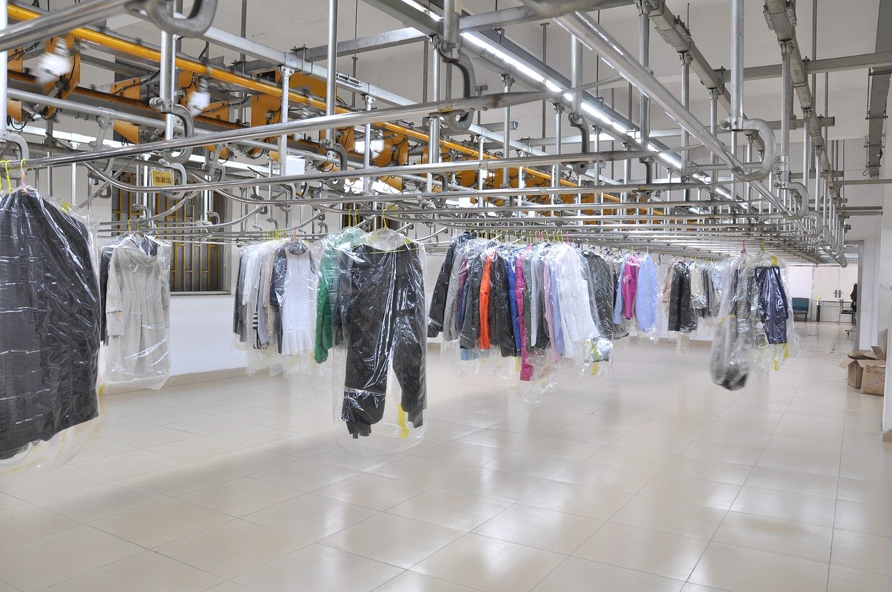 Pressing à Paris que choisir? Vêtements de pressing sur un convoyeur