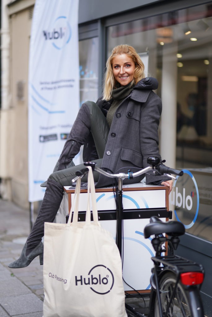 Femme sur vélo triporteur Hublo