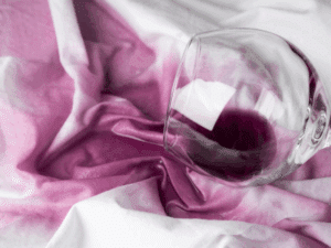 Une nappe tachée de vin
