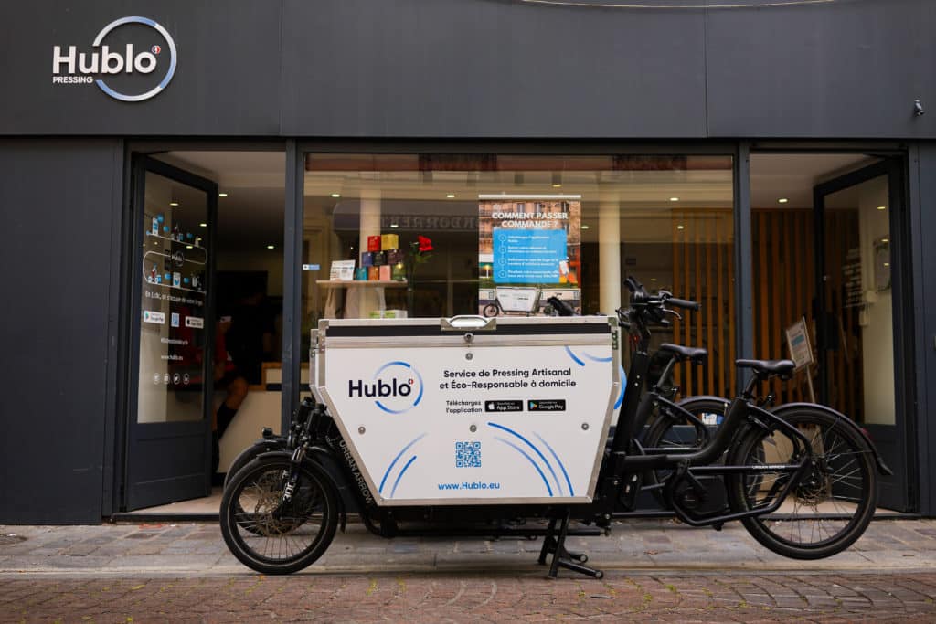 Devanture de magasin pressing avec un vélo Hublo