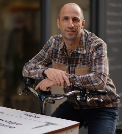 Photo du fondateur de Hublo, Stephane Cohen sur le vélo triporteur